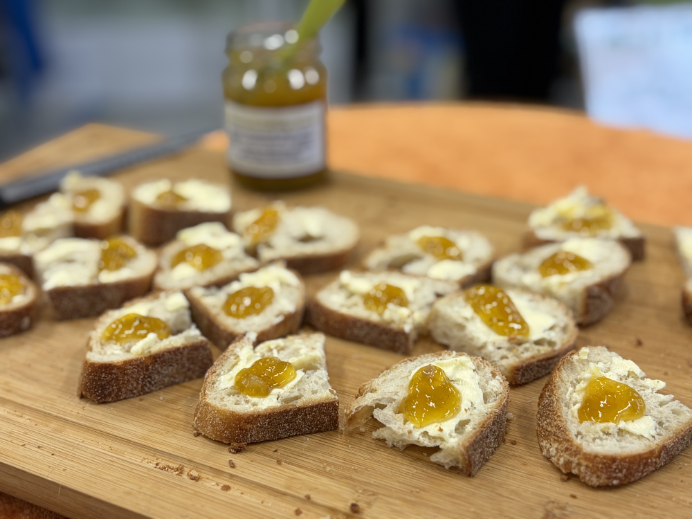 Mit Marmelade bestrichene Brote