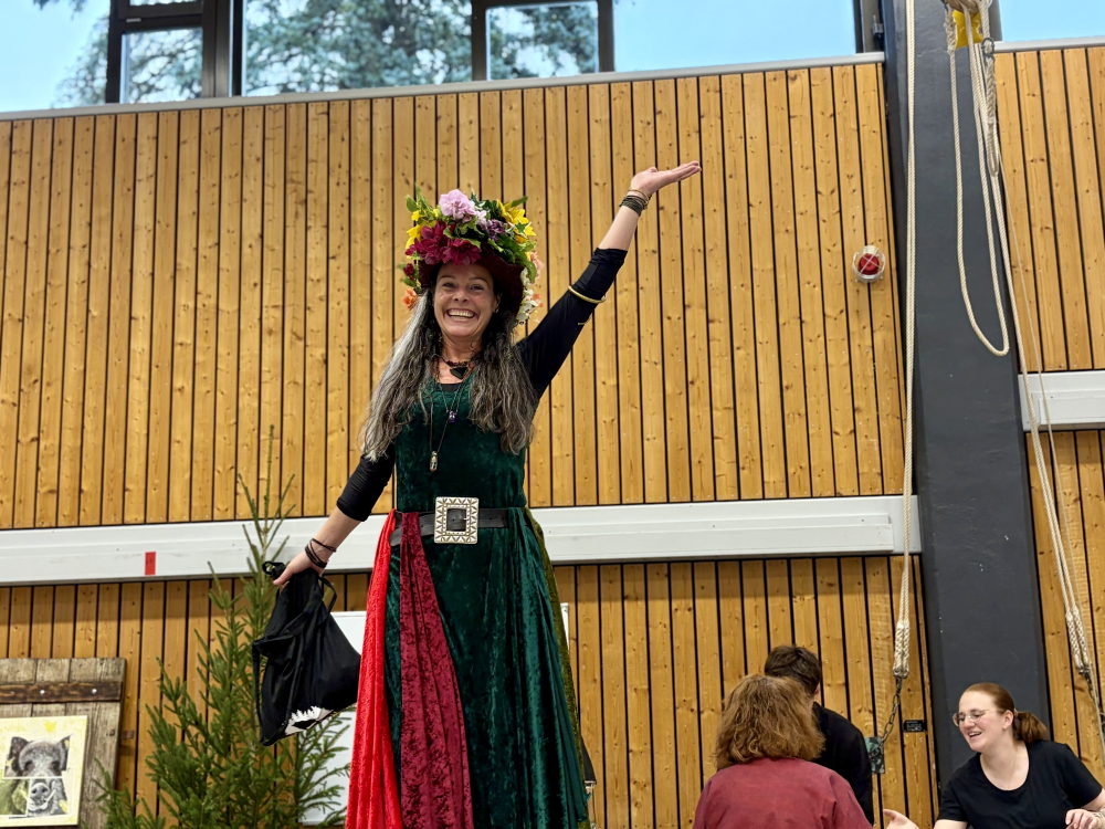 Stelzenfrau mit Blumenschmuck