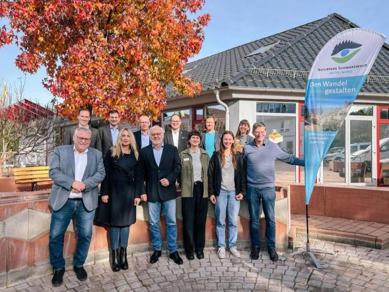 Freuen sich über den Start der Humus-Wasser-Modellregion des Naturparks Schwarzwald Mitte/Nord im Kinzigtal: hintere Reihe v. l.: Oberharmersbachs Bürgermeister & Stellv. Naturpark-Vorsitzender Richard Weith, der Erste Landesbeamte des Ortenaukreises Dr. Nikolas Stoermer, der Naturpark-Geschäftsführer Karl-Heinz Dunker, Hofstettens Bürgermeister Martin Aßmuth, Richard Tuth vom Innovationsfonds Klima- und Wasserschutz der badenova, und die Naturpark-Fachbereichsleiterin Klimaschutz und Klimaanpassung Helena Böddeker. vordere Reihe v. l.: Ohlsbachs Bürgermeister Bernd Bruder, Ortenbergs Bürgermeisterin Amalia Lindt-Herrmann, Reichenbachs Ortsvorsteher Markus Späth, die Naturpark-Projektmanagerinnen Helen Orth und Irmela Klöble und Fischerbachs Bürgermeister Thomas Schneider.