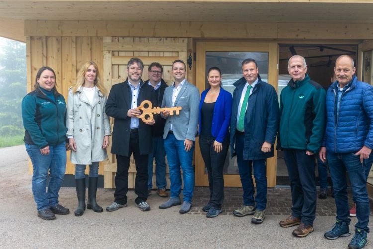 Bei der Einweihung der Naturpark-Moorstation auf dem Kaltenbronn mit symbolischer Schlüsselübergabe: Kristina Schreier (Leiterin Infozentrum Kaltenbronn), Cornelia von Loga (MdL), Prof. Dr. Christian Dusch (Naturpark-Vorsitzender & Landrat Landkreis Rastatt), Dr. Alexander Becker (MdL), Julian Christ (Bürgermeister Stadt Gernsbach), Sabine Zenker (Bürgermeisterin Gemeinde Enzklösterle), Landwirtschaftsminister Peter Hauk (MdL), Karl-Heinz Dunker (Naturpark-Geschäftsführer) und Jochen Borg (Erster Bürgermeister-Stellvertreter Stadt Bad Wildbad).
