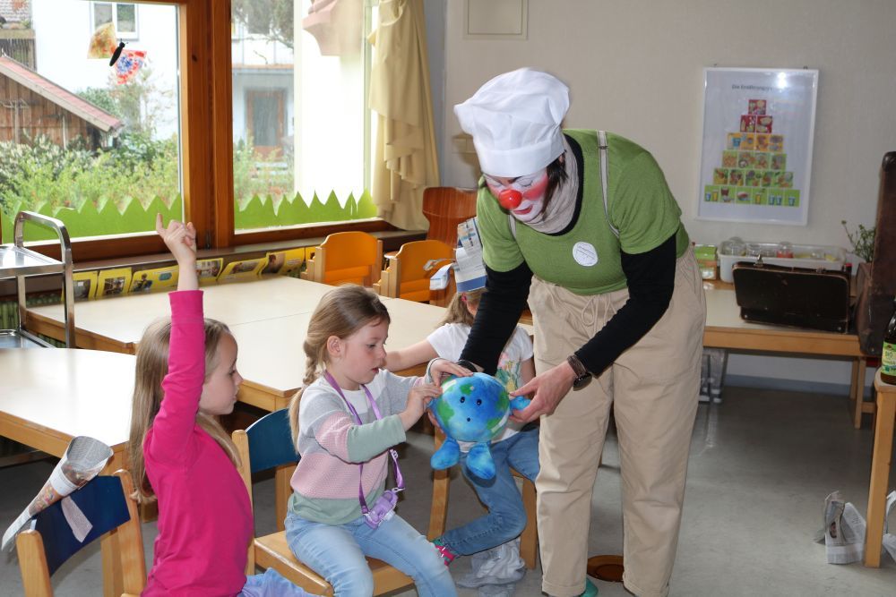 Kinder entfernen Pflaster von der Plüscherde.