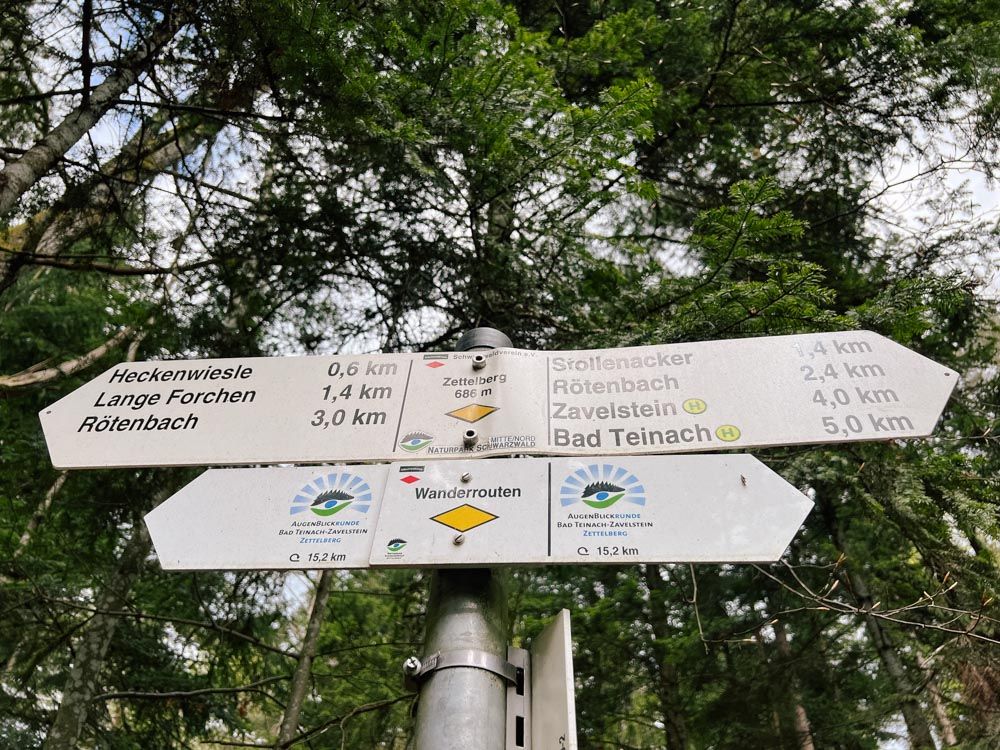 Wander-Wegweiser mit Naturpark-AugenBlick-Logo