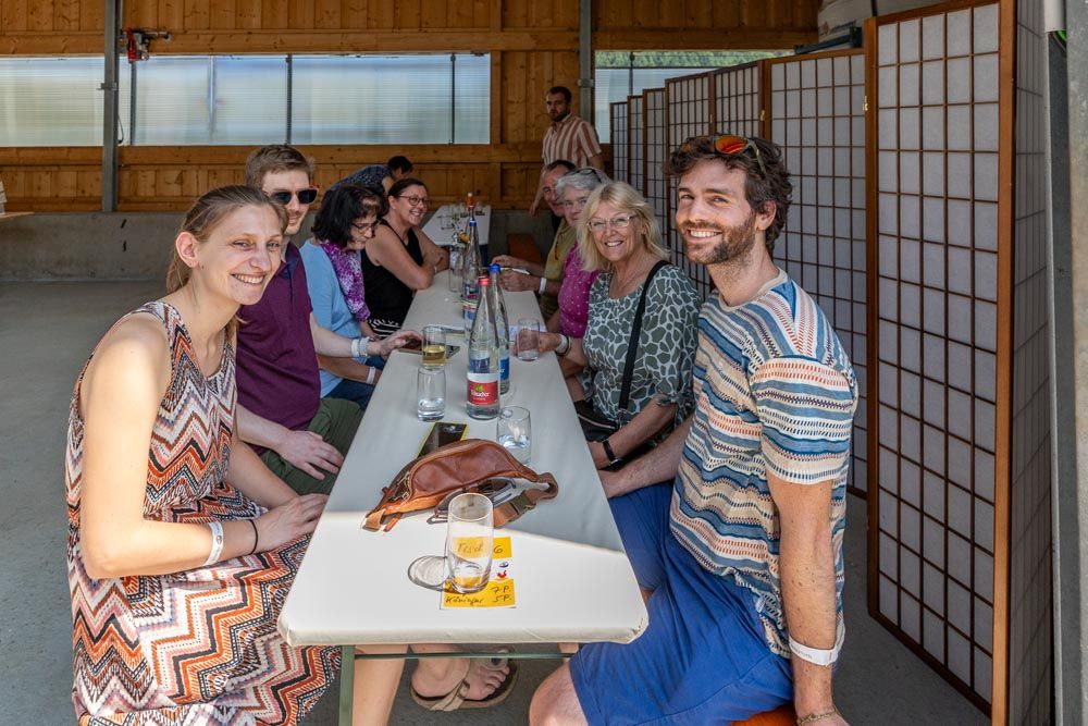 Menschen sitzen am Tisch beim Brunch