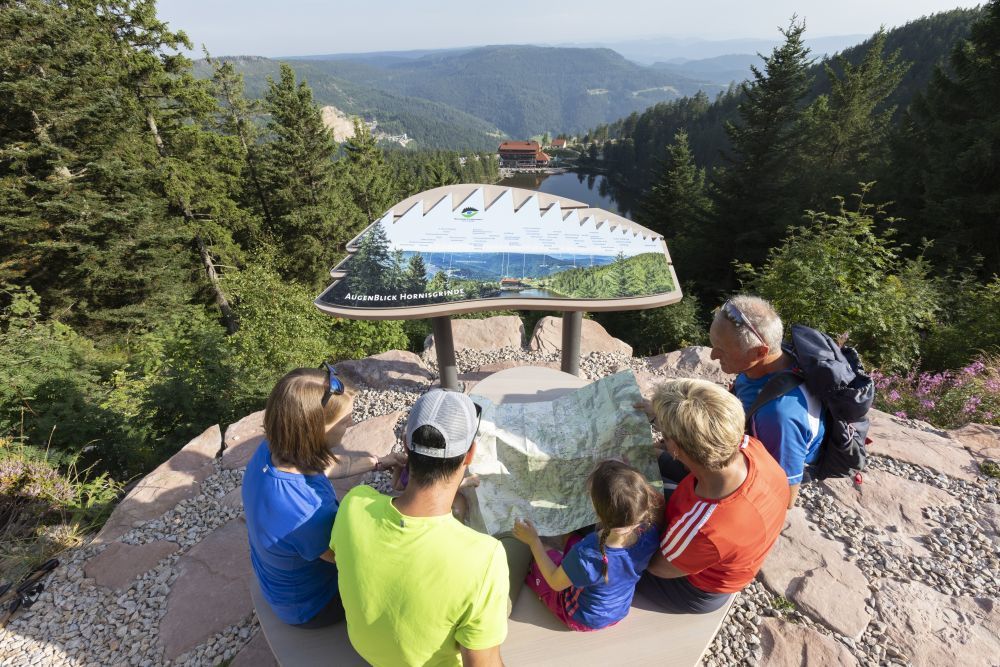 Familie am Naturpark-Augenblick oberhalb des Mummelsees