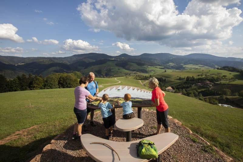Familie an einem Naturpark-AugenBlick mit Blick auf die Schwarzwälder Kulturlandschaft