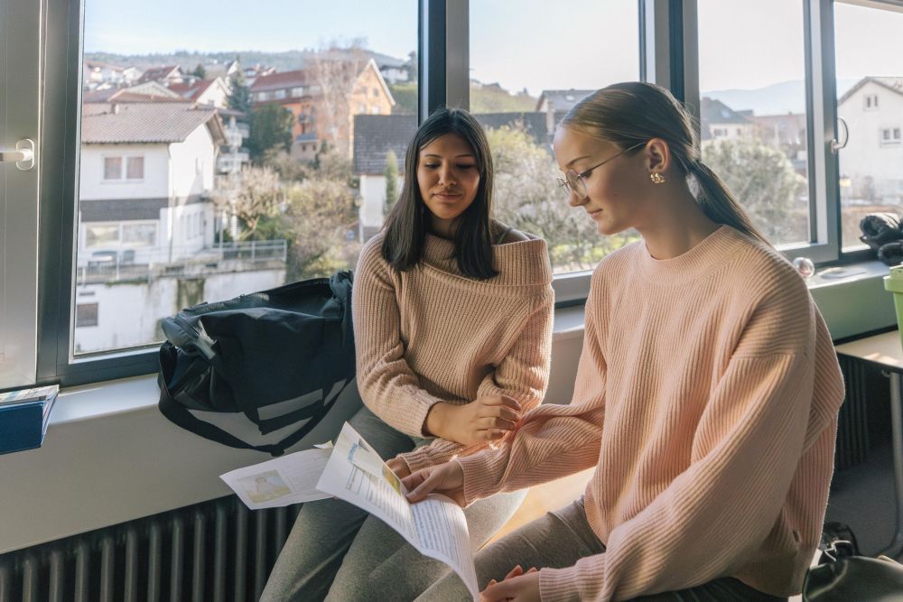 Schülerinnen besprechen sich.