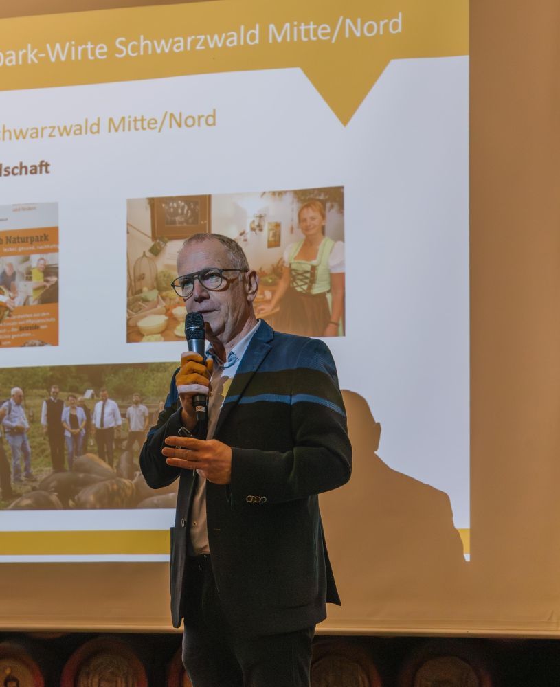Naturpark-Geschäftsführer Karl-Heinz Dunker hält eine Rede.
