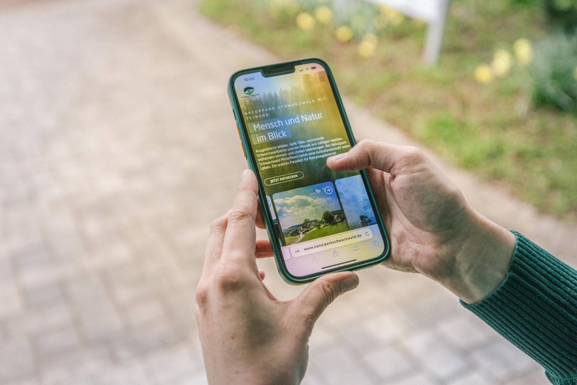 Naturpark-Webseite wird auf einem Smartphone angeschaut