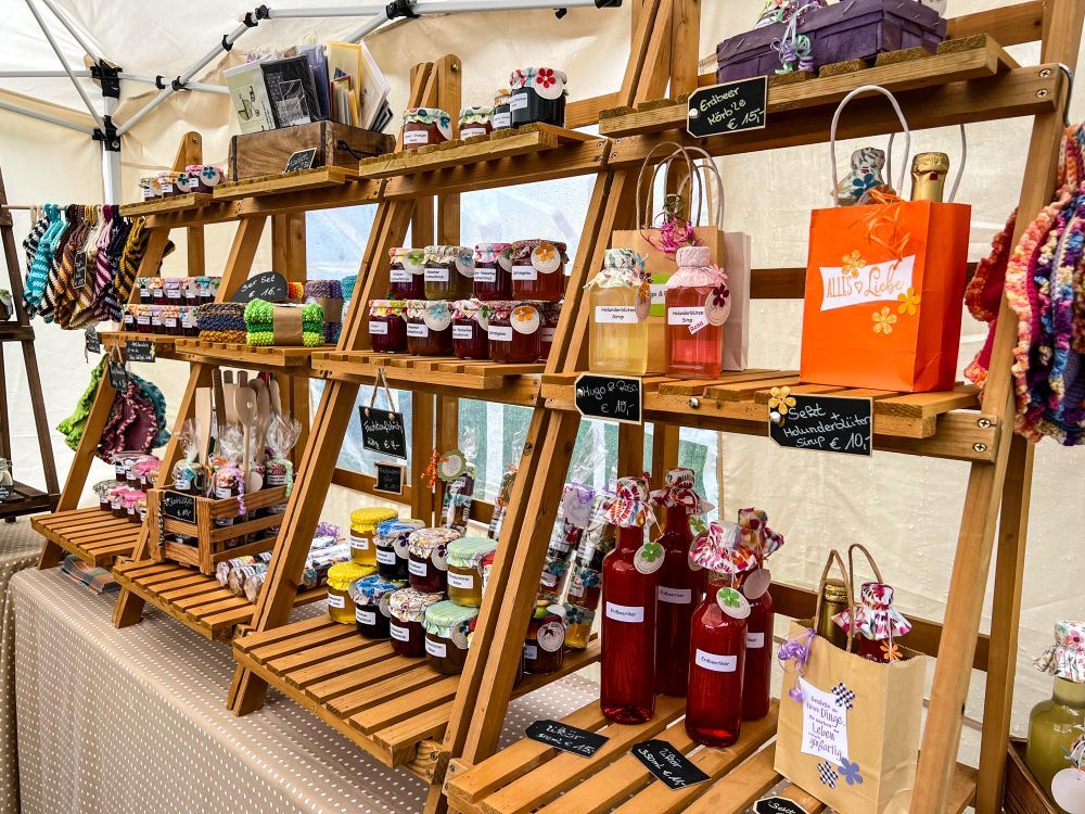 Marmeladen etc. auf Holzregalen an einem Marktstand