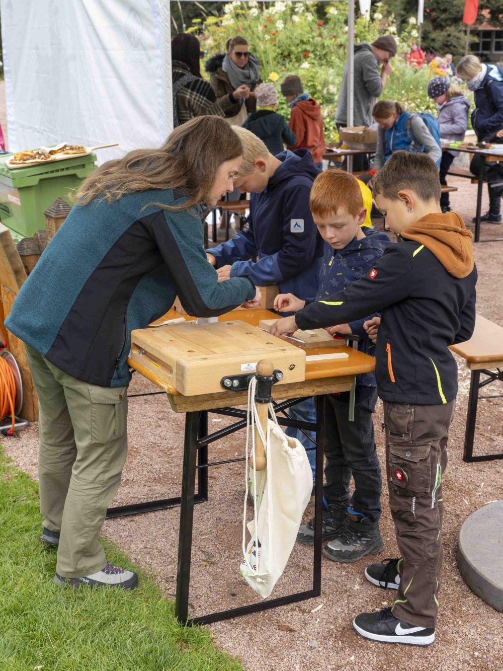 Stand der Naturpark-Detektive mit Werkbank auf der Gartenschau in Freudenstadt 2025