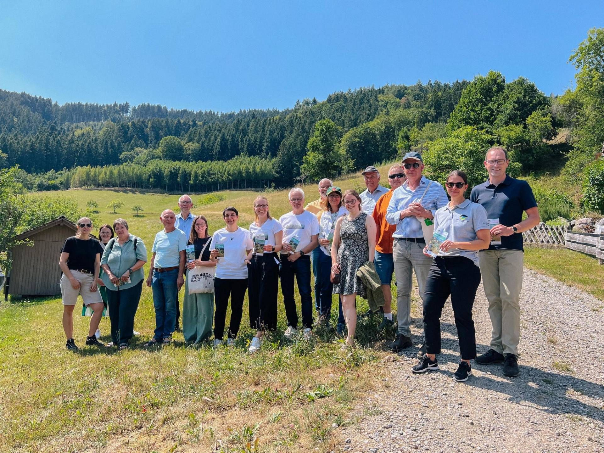 Gruppenbild auf einer Wiese vor dem Waldrand