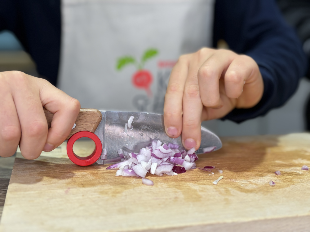 Messer mit gehackten Zwiebeln