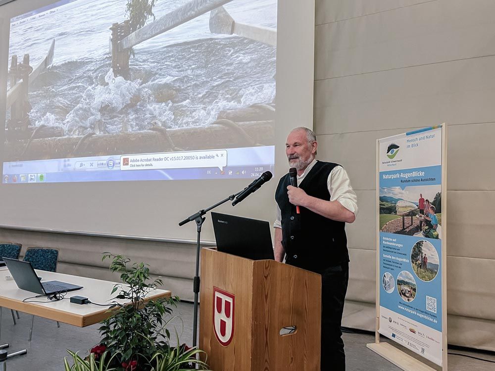 Vortrag eines Mannes in Flößertracht