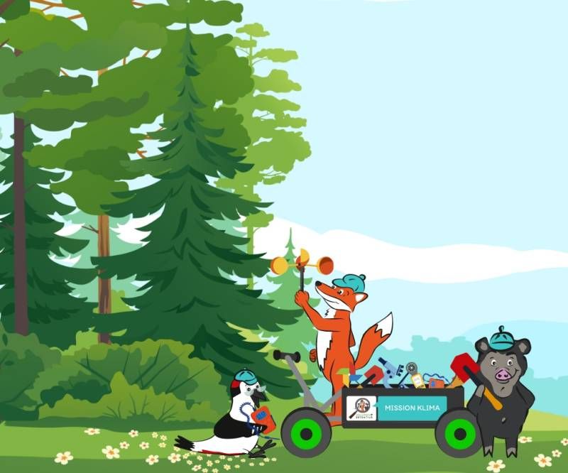 Die drei Naturpark-Detektive Fuchs, Wildschwein und Buntspecht erforschen mit ihrem Klima-Entdecker-Bollerwagen  eine Wiese und einen Wald.