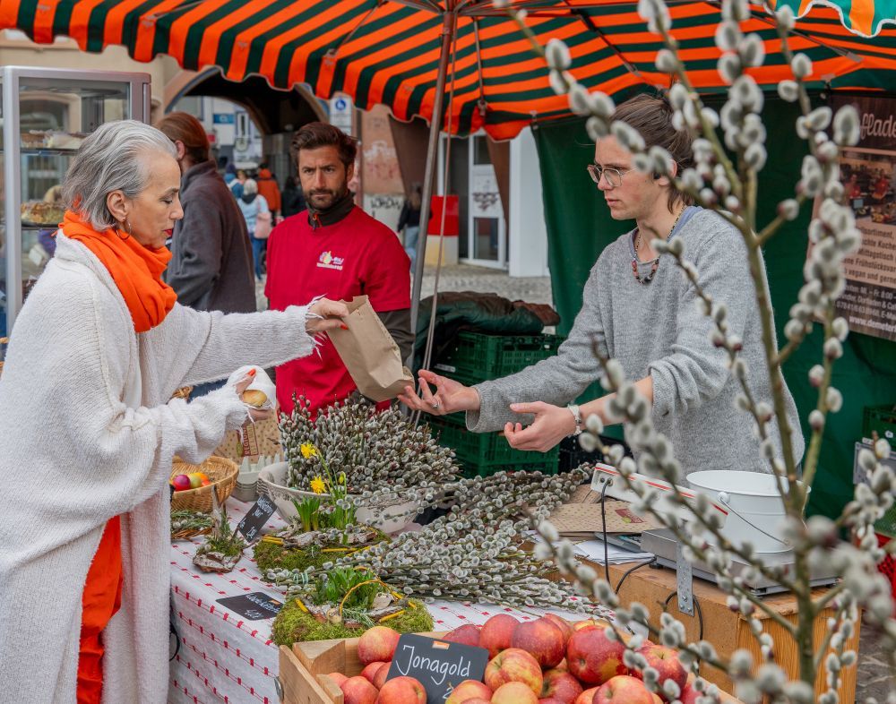 Ein Mann übergibt einer Frau eine Tüte.