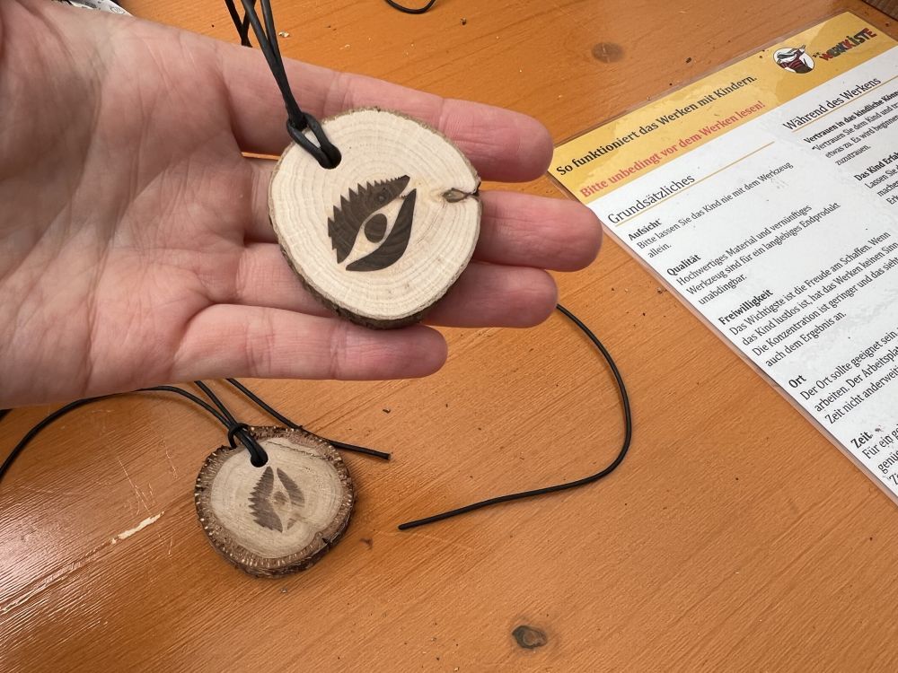 Holzmedaille mit Naturpark-Brennstempel