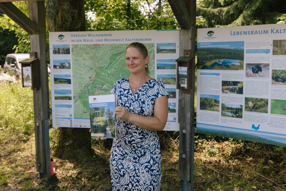 Enzklösterles Bürgermeisterin Sabine Zenker präsentiert die neue Besucherlenkungs-Konzeption.