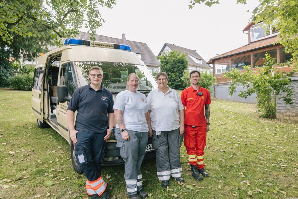 Rettungsteam vor seinem Krankenwagen