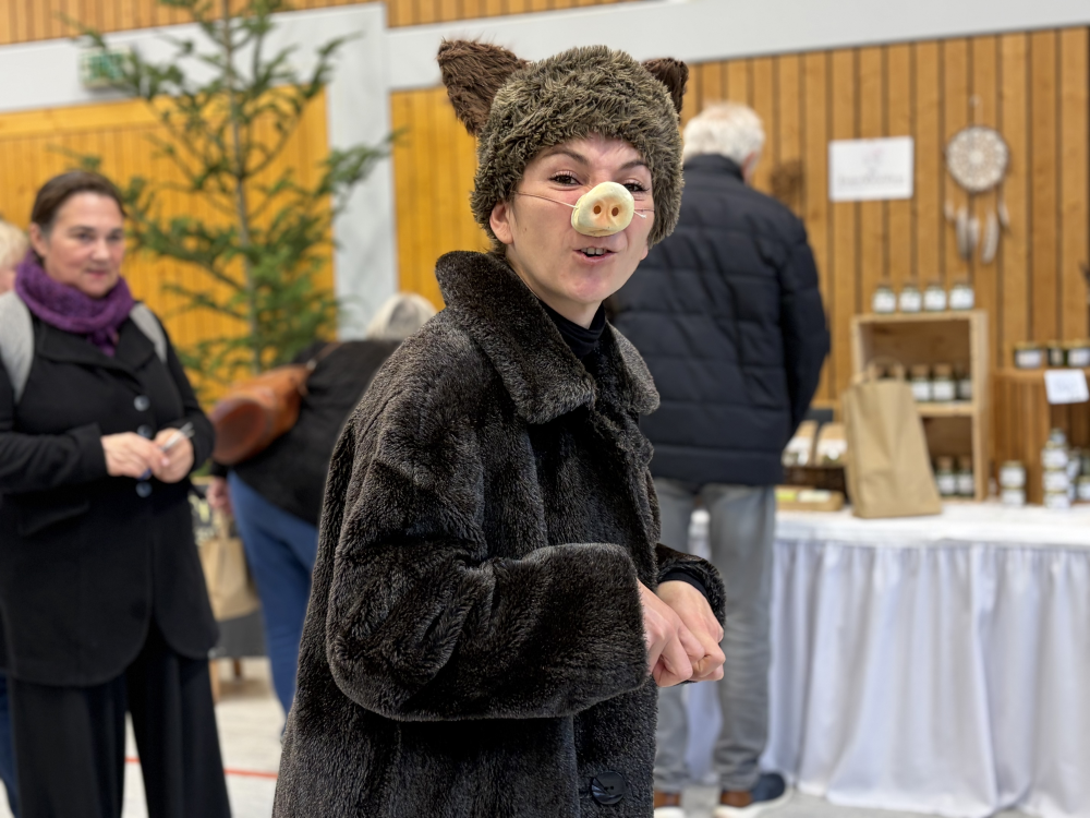 als Wildschwein verkleidete Frau