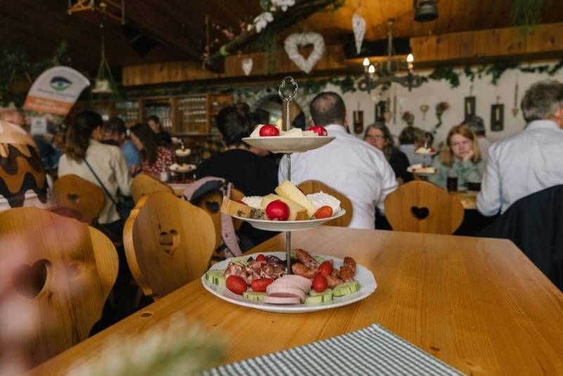 Etagere mit Obst, Gemüse, Käse und Wurst auf einem Tisch