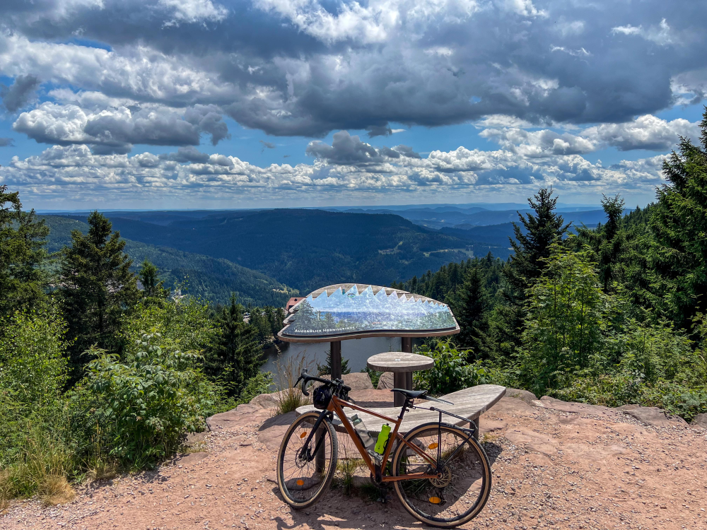 Gravel Bike lehnt am Naturpark-AugenBlick oberhalb des Mummelsees.