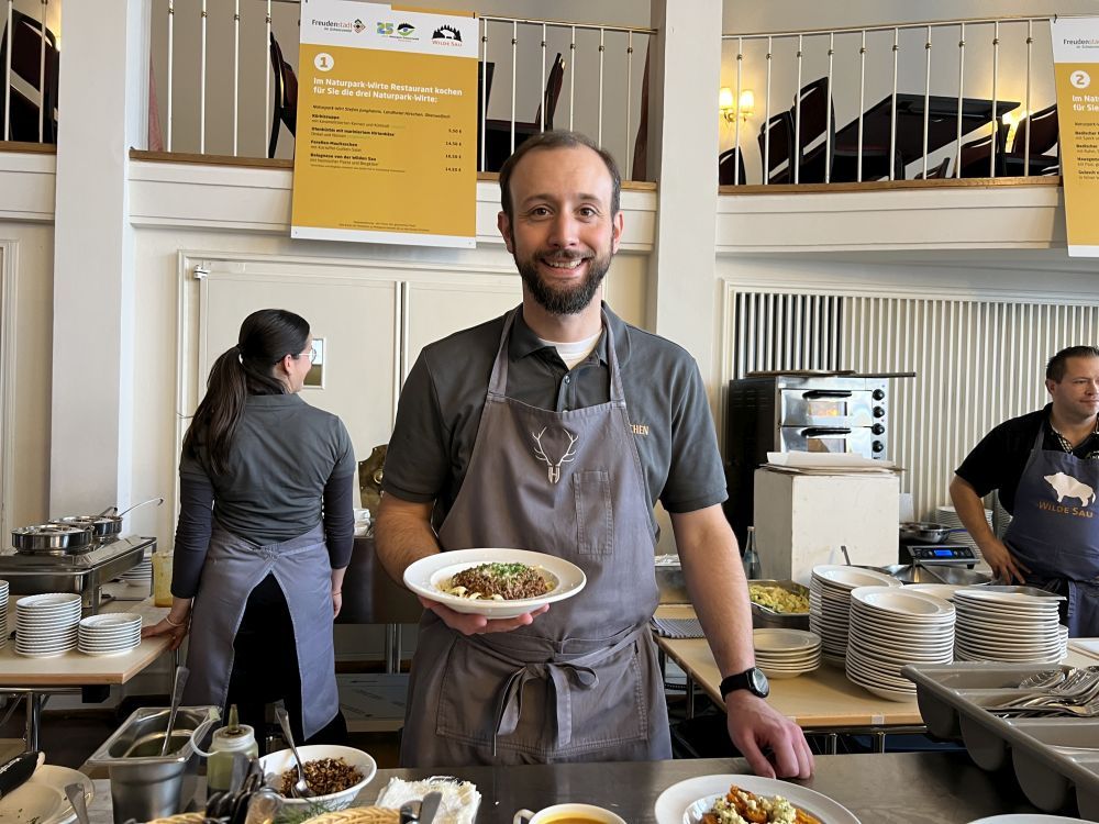 Naturpark-Wirt Stefan Junghanns präsentiert ein Gericht.