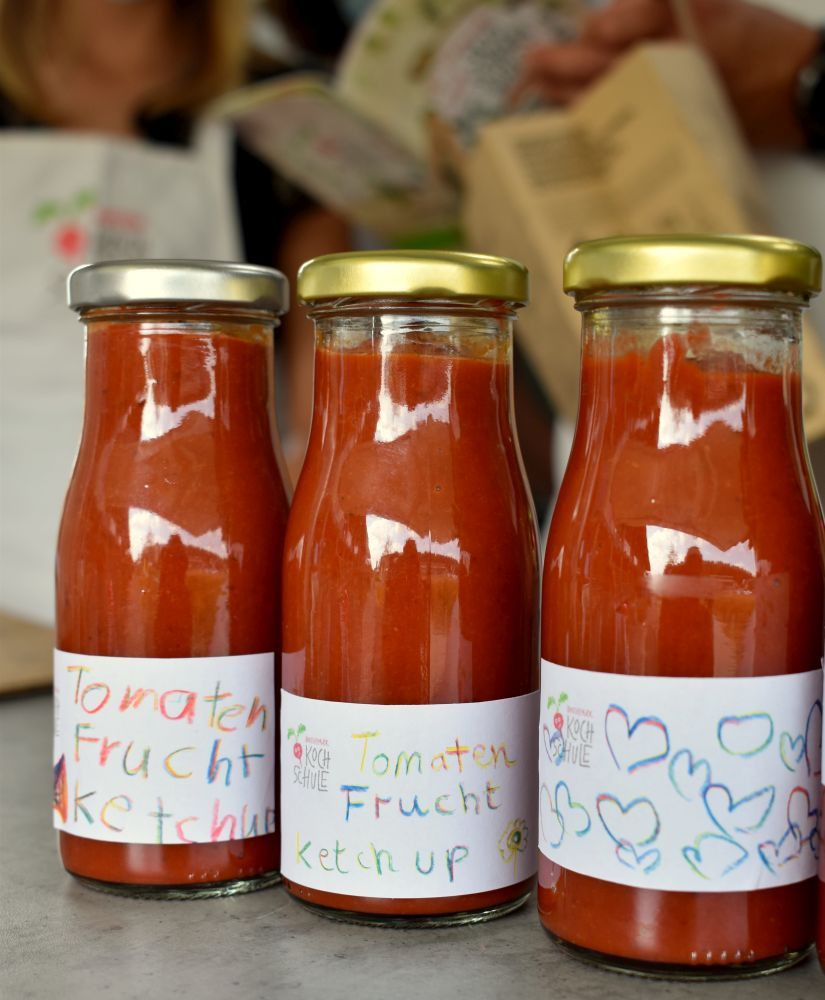 Tomatenketchup in Flaschen mit selbstgemaltem Etikette