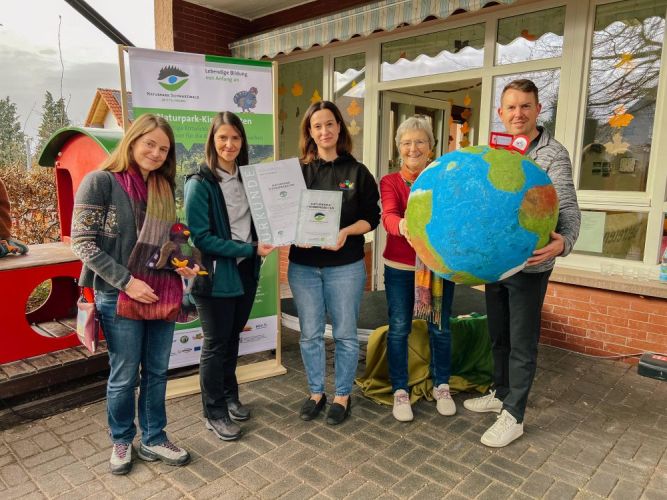 Bei der Urkunden-Übergabe die Naturpark-Fachbereichsleiterin Fränze Stein, die Stellv. Naturpark-Geschäftsführerin Yvonne Flesch mit der Leiterin der Kita Kerstin Föll und der Landtagsabgeordneten Stefanie Seemann (Enzkreis) und Straubenhardt Bürgermeister Helge Vieweg (v. l.).