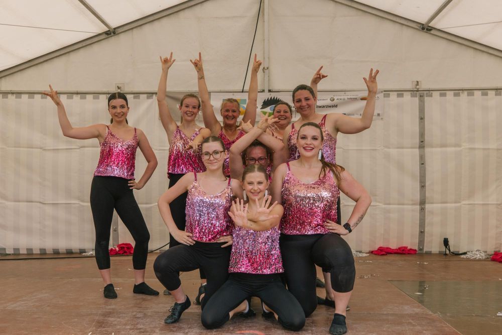 Tanzgruppe auf der Bühne in Formation