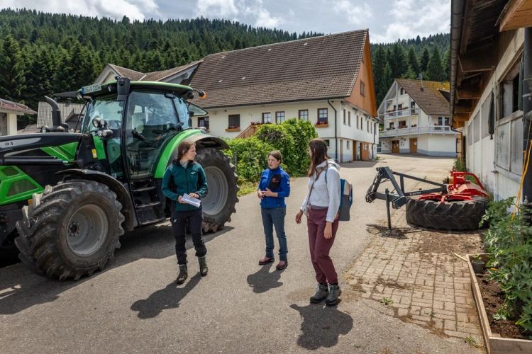 Auf dem Hofrundgang: Gundi Woll, Irmela Klöble und Verena Schmieder