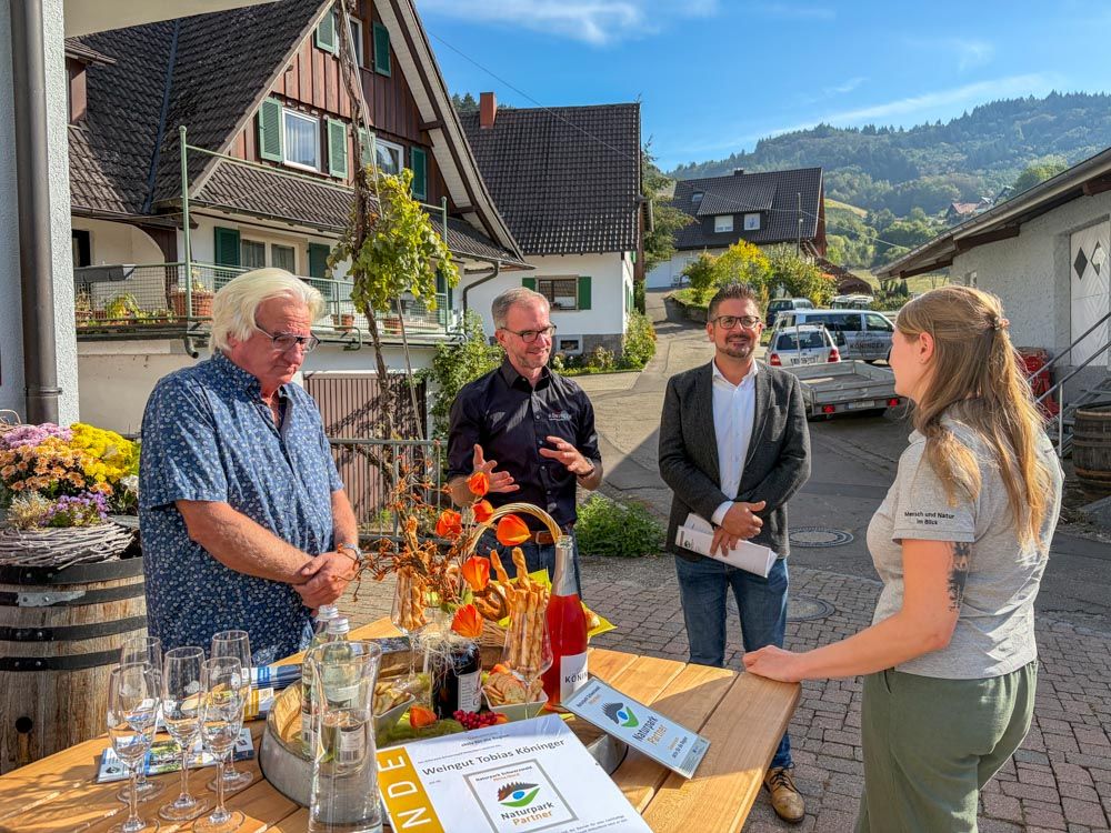 Vor dem Weingut im Gespräch: Tobias und Otmar Könionger mit Bürgermeister Hattenbach und Naturpark-Projektmanagerin Hutt