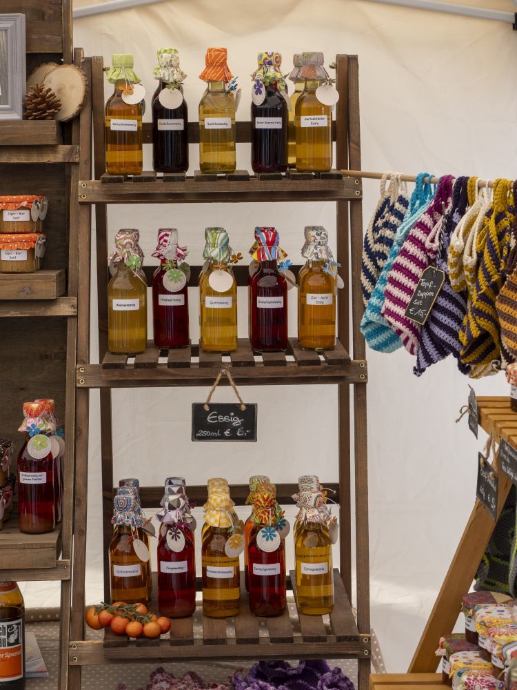 bunte Sirupflaschen auf einem Holzregal