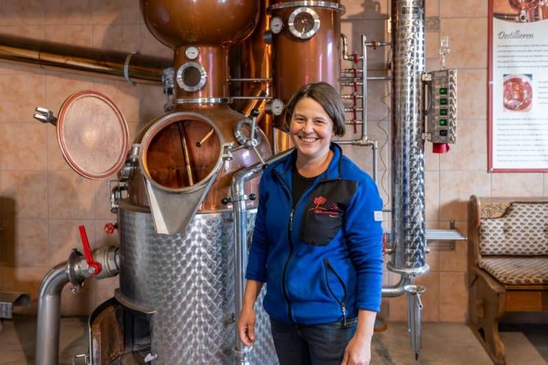 Verena Schmieder in der Brennerei