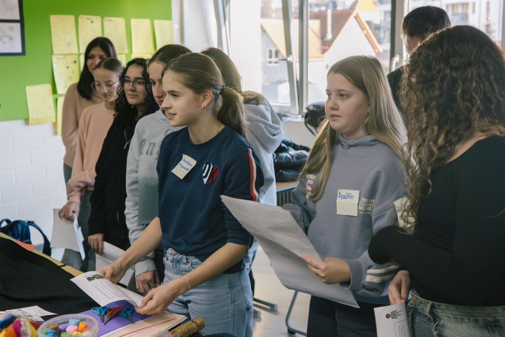 Schülerinnen tragen etwas vor.