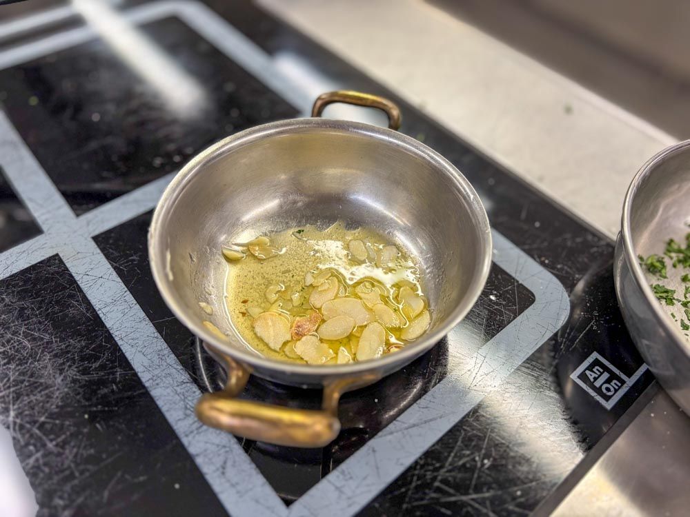 geröstete Mandeln in Butter in einem Schälchen