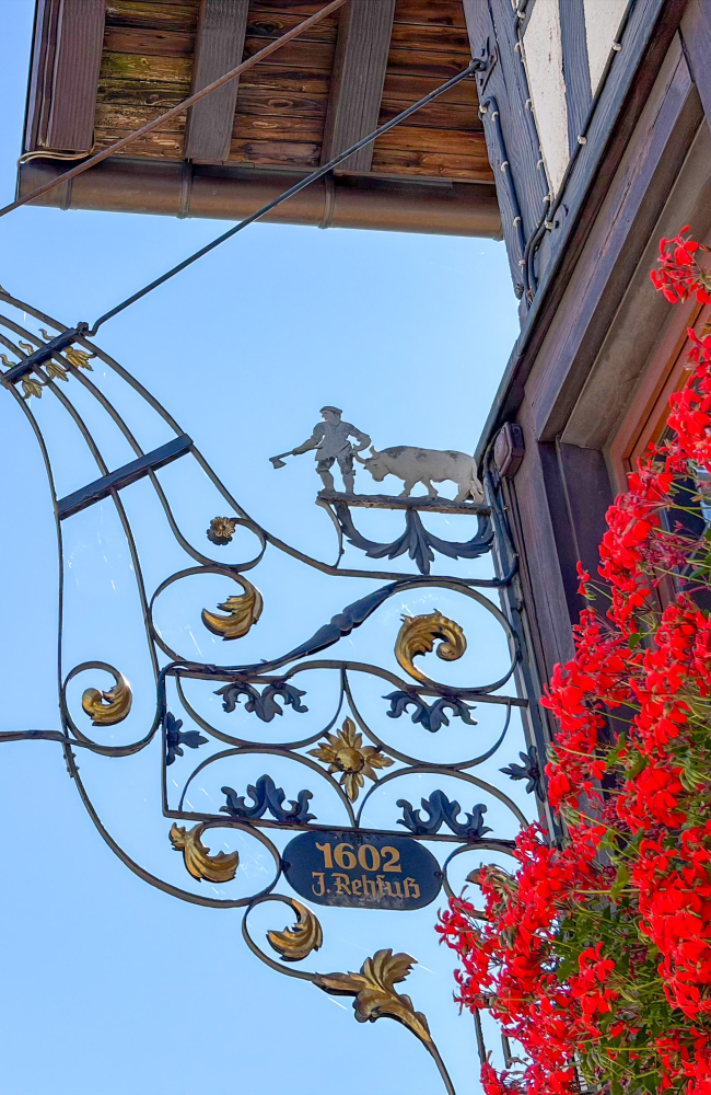 Schild mit Hirsch-Aufschrift am Gasthaus