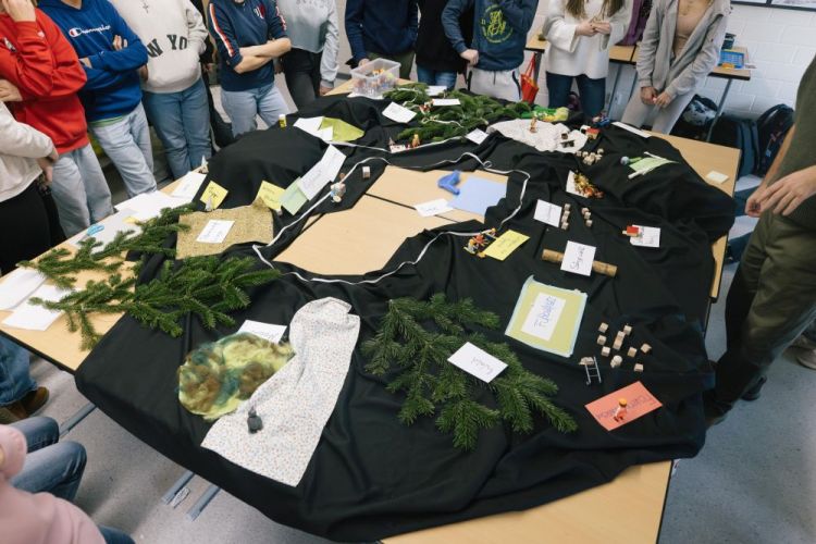 Klima-Planspiel auf einem Tisch aufgebaut