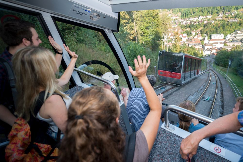 Menschen in der Sommerbergbahn