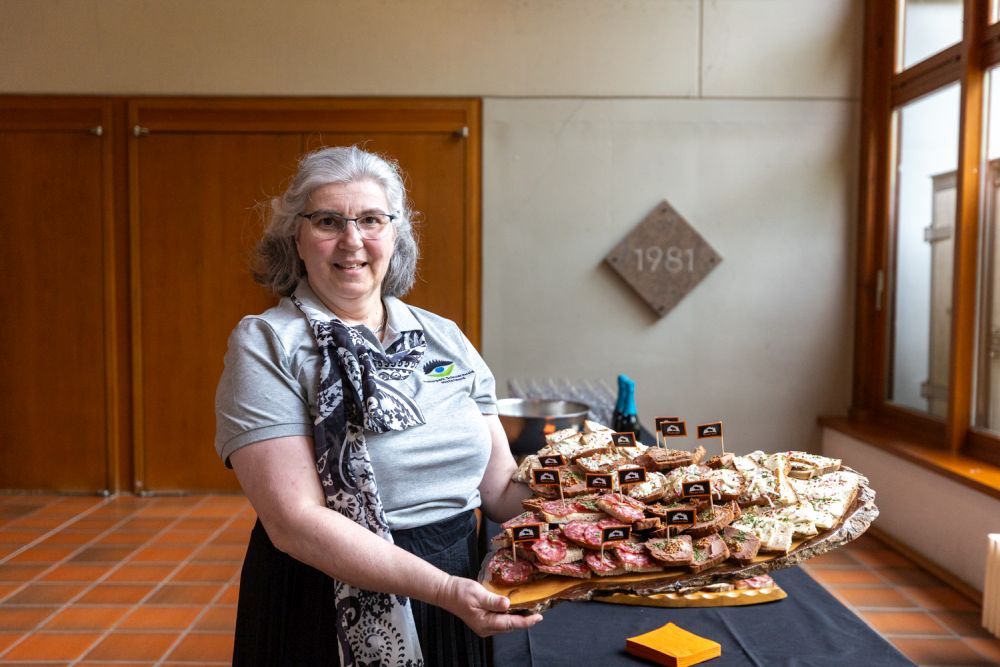 Naturpark-Mitarbeiterin präsentiert Wilde Sau-Spezialitäten auf einer Platte.