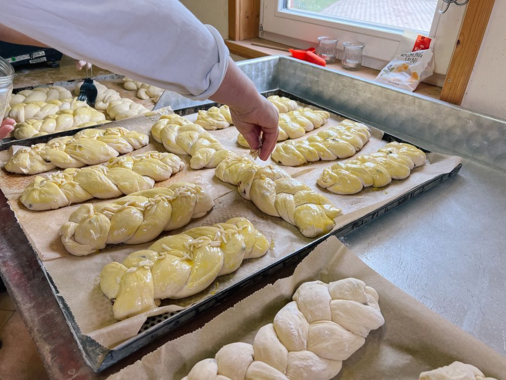 Hefezöpfe werden mit Eigelb bestrichen.