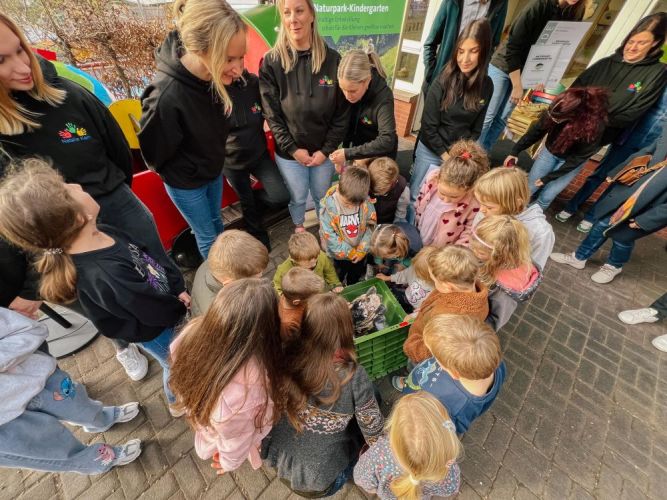 Kinder packen die Naturpark-Entdeckerkiste aus.