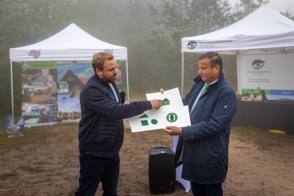 Architekt erklärt anhand einer Zeichnung dem Landwirtschaftsminister Peter Hauk die Architektur der Naturpark-Moorstation.