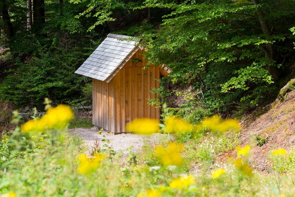 Toilettenhäuschen im Wald