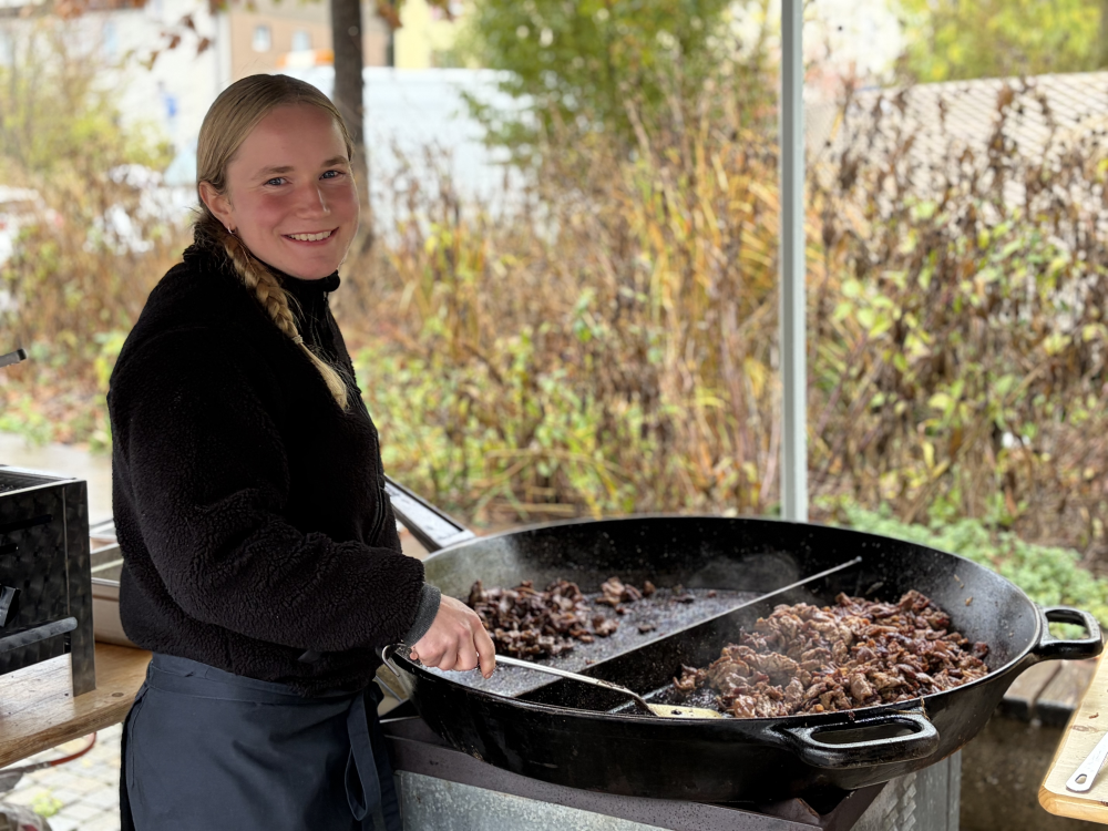 Frau am Grill