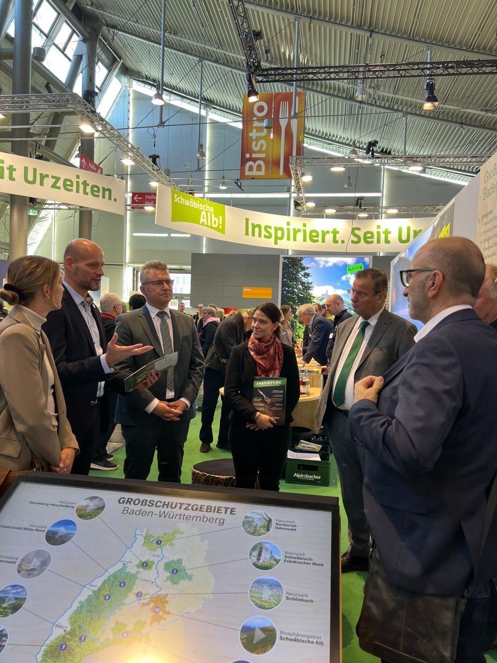 Der Minister mit den Naturpark-Vertretern im Gespräch