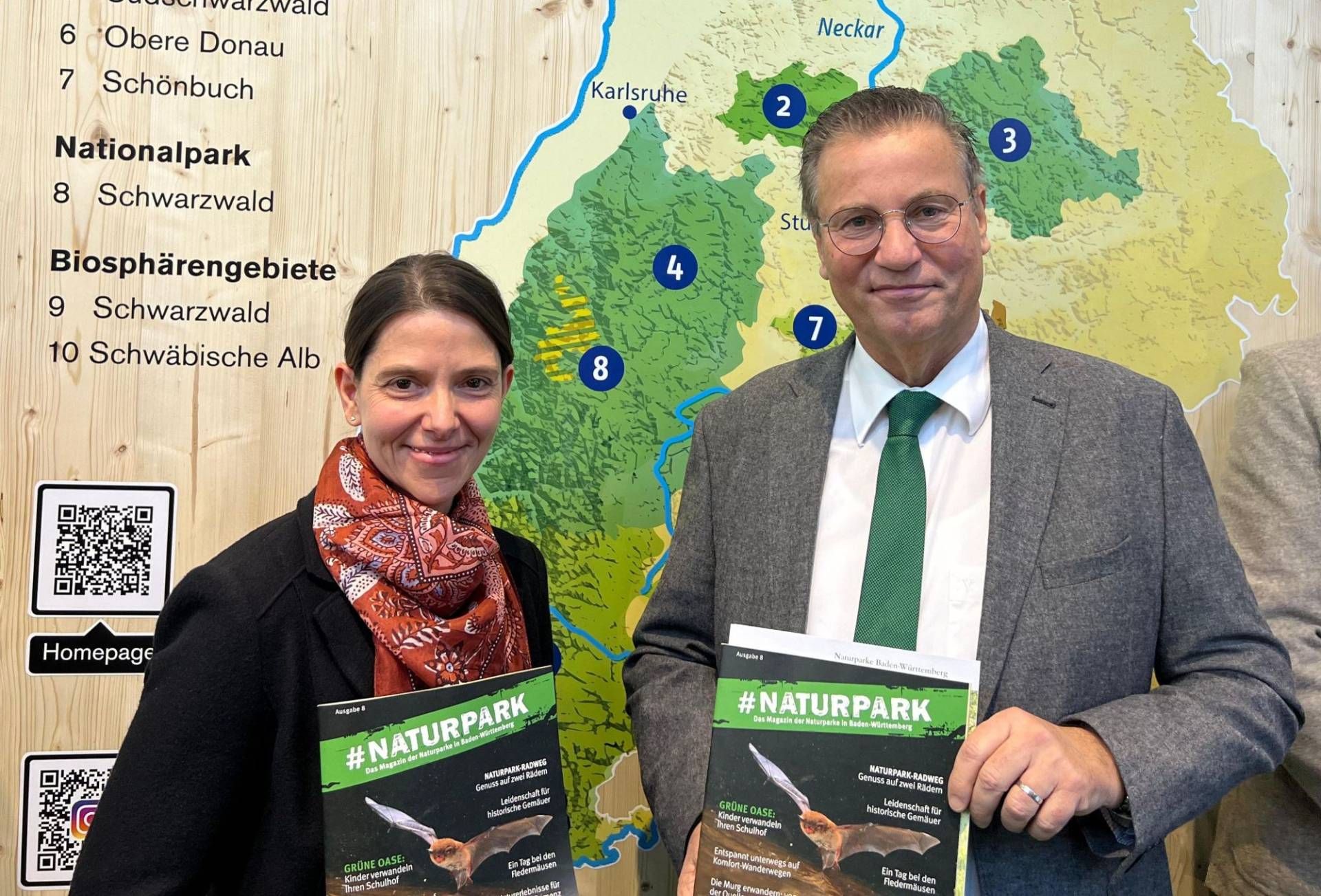 Der baden-württembergische Landwirtschaftsminister Peter Hauk, MdL, und die Stellv. Geschäftsführerin des Naturparks Schwarzwald Mitte/Nord, Yvonne Flesch, präsentieren auf der Urlaubsmesse CMT in Stuttgart die neue Ausgabe des Naturparke-Magazins #Naturpark. Bildrechte: Lilli Wahli/Naturpark Schwarzwald Mitte/Nord e. V.; frei zur einmaligen Verwendung nur in Verbindung mit einer redaktionellen Berichterstattung über den Naturpark.