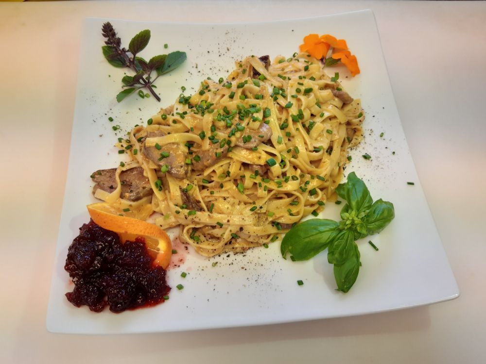 Bandnudeln mit gebratenen Streifen vom Wildschweinrücken