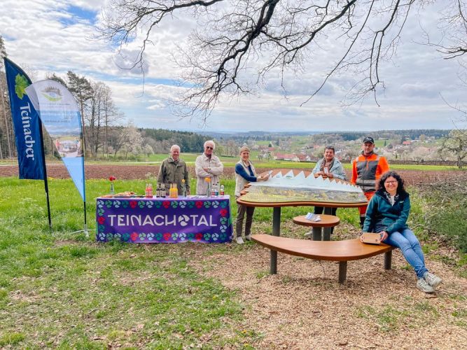 Stellen in Bad Teinach-Zavelstein die neuen Audio-Guides für einige der Naturpark-AugenBlick-Rundwanderungen vor: Naturpark-Projektmanagerin Lilli Wahli, Benedikt Kohler vom städtischen Bauhof, Bürgermeister Stellvertreterin Verena Großmann, Leiterin Teinachtal-Touristik Vanessa Lotz-Kijak, Dr. Klaus Pichler und Robert Roller (v. r.).