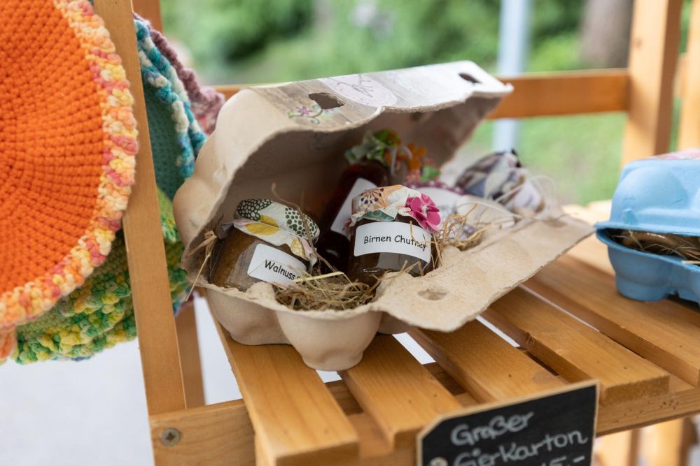 Aufstriche in Gläschen in einem Eierkartin