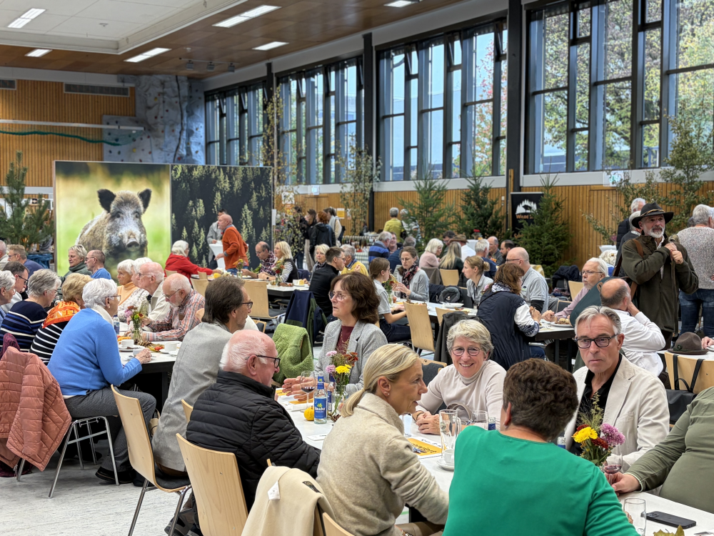 Besucher an den Tischen beim Essen